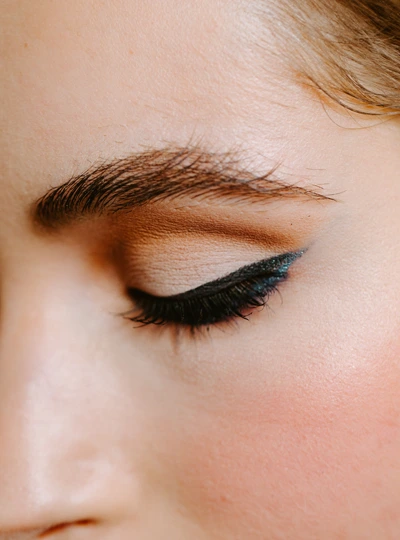 skin_balance_cosmetics_permanent_make_up Detailaufnahme eines geschlossenen Auges mit professionell pigmentiertem Lidstrich als Permanent Make-up.